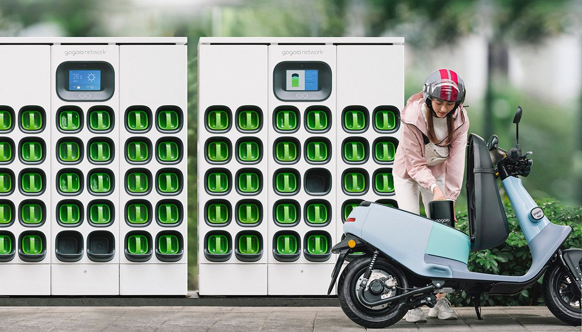 Karte / Infografik: verteiltes Netz aus Stationen, das Wind- und Solarstrom regional puffert statt über weite Trassen zu transportieren.
